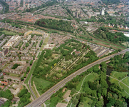 840414 Luchtfoto van 3e Algemene Begraafplaats Tolsteeg (Maansteenweg 1) te Utrecht, vanuit het zuiden. Op de voorgrond ...